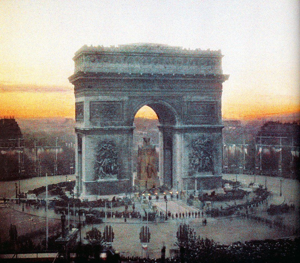 Siegesfeier am Arc de Triomphe, Paris, 14. Juli 1919. Foto: Léon Gimpel